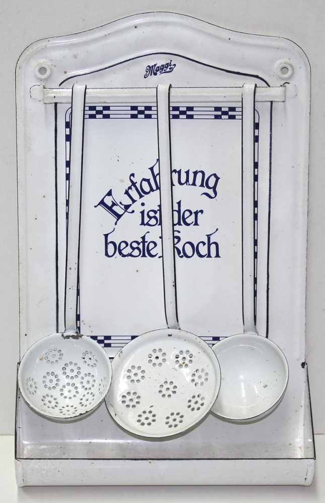 Maggi Emaille Küchenboard.Seltenes Wandbord für die Küche wohl um 1930. Fein verziert mit blauer