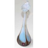 Murano Calla VaseOpalescentes Glas mit goldbraunem Fadendekor. Hals im Schrägverlauf. Bauchiger