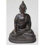 Buddha AmitabhaNepal wohl 19.Jhdt. Bronzeskulptur des Buddha auf Lothusthron sitzend. Bronze mit