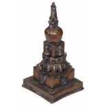 Prächtige Stupa BronzeTibet wohl 18./19.Jhdt. Stupa auf quadratischem Sockel mit getrepptem
