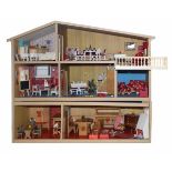 Lundby SchwedenGroßes Puppenhaus mit viel Zubehör. Dabei u.a. Caco Biegepuppen. Haus 2 stöckig mit