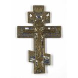 Vortragekreuz russischum 1900. Orthodoxes Bronzekreuz mit Teilemaillierung. 16,5 x 10,5 cm.