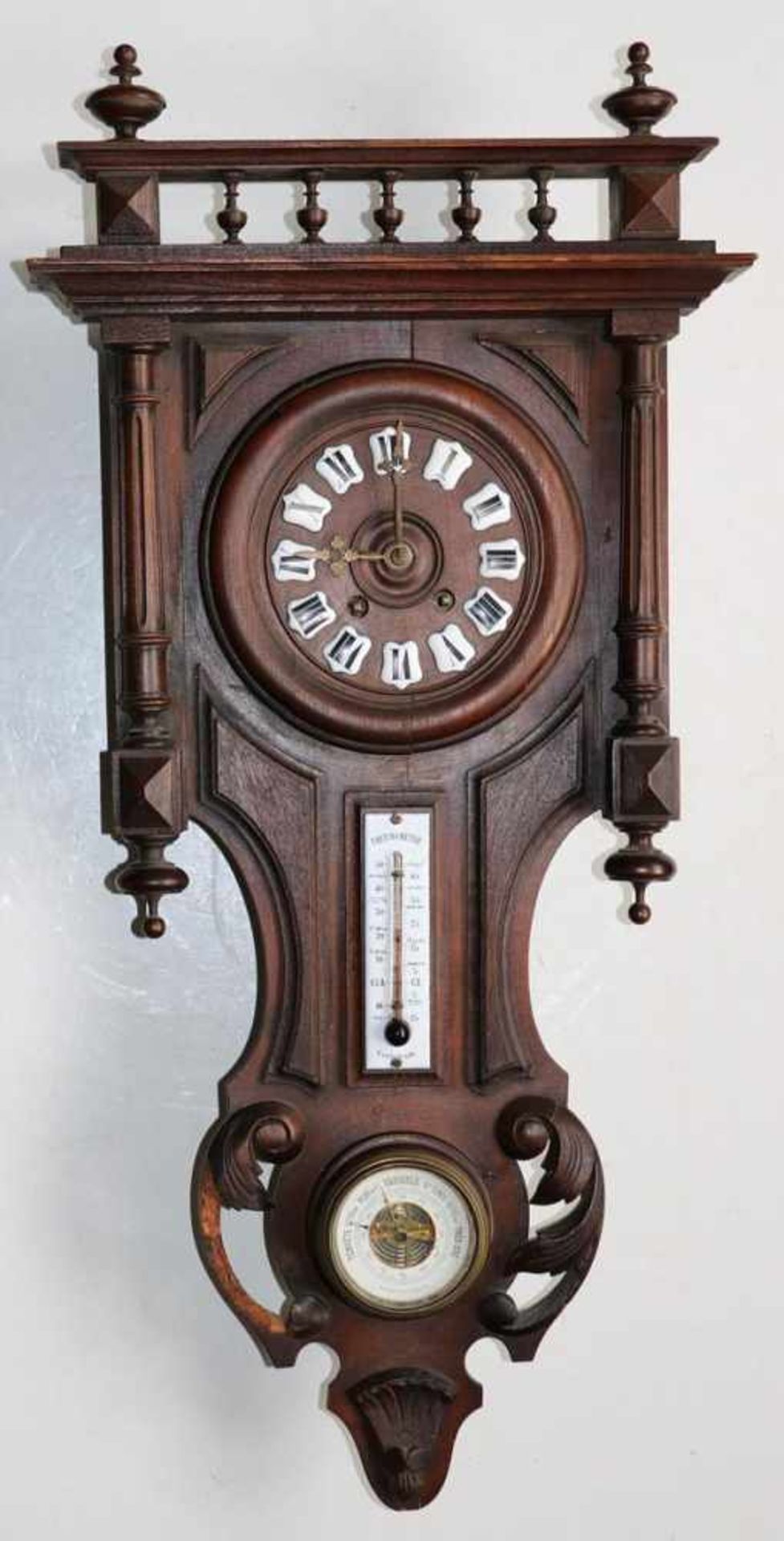 Wanduhr mit Thermo- u. BarometerFrankreich um 1880. Henry II Stil, Holzgehäuse fein verziert u.