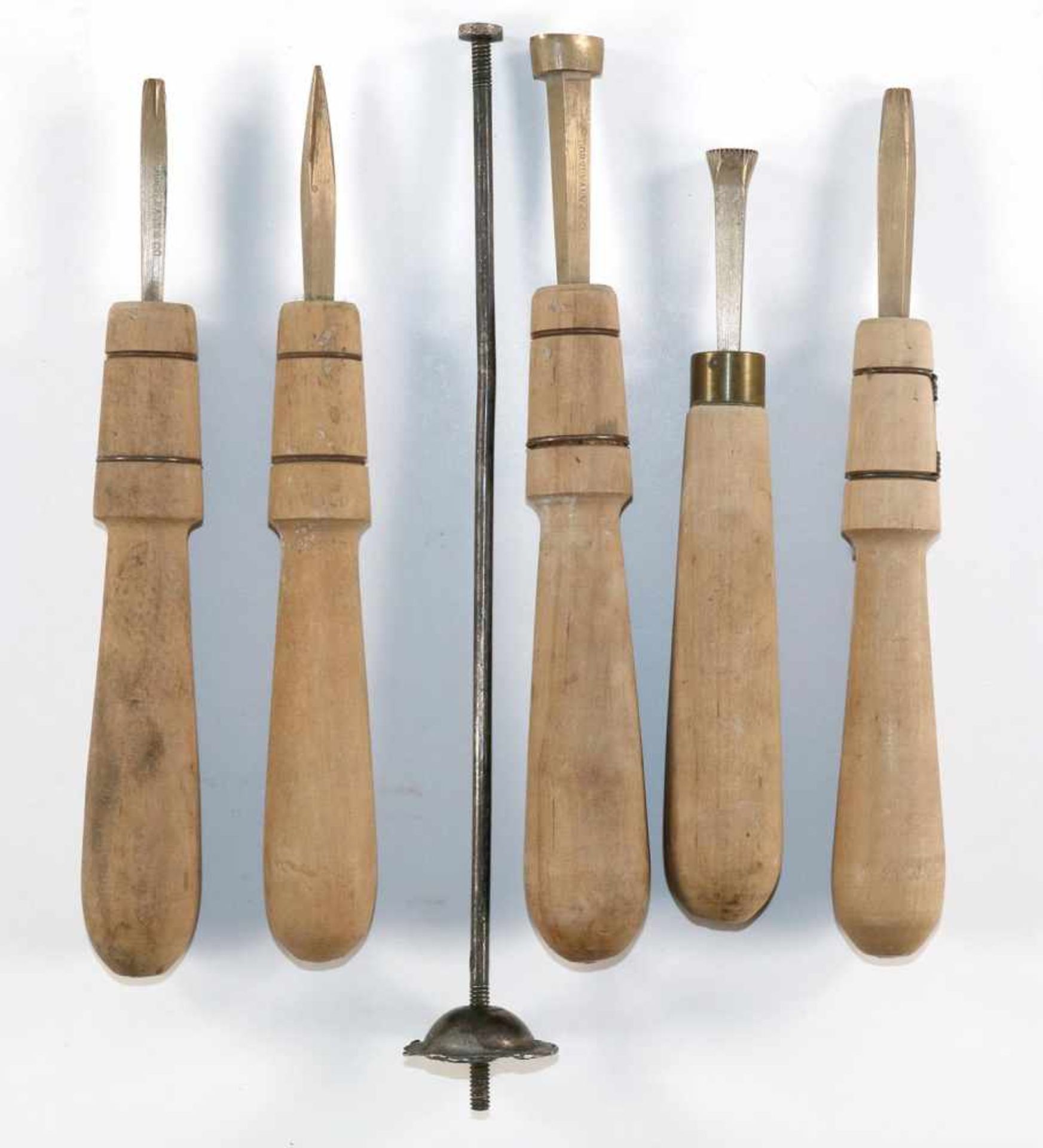 Buchbinder-Werkzeug.15 Werkzeuge zum Handvergolden bestehend in 5 Stempeln (Dornemann & Co.), 4 - Bild 2 aus 2