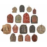 Tsa Tsa, Sammlungaus 26 einzigartig schönen Darstellungen u.a. Buddhas, Ganesha. Wohl Tibet, Nepal