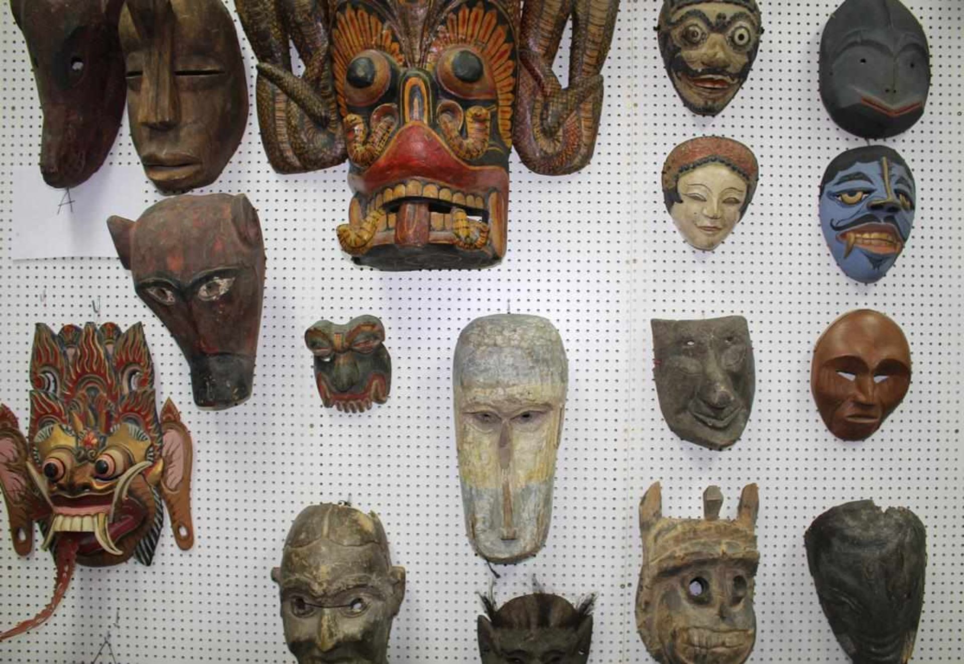 Museale Maskenvon 35 musealen Masken. Viele seltene Stücke, die im Kunsthandel u. Auktionen erworben - Image 11 of 14