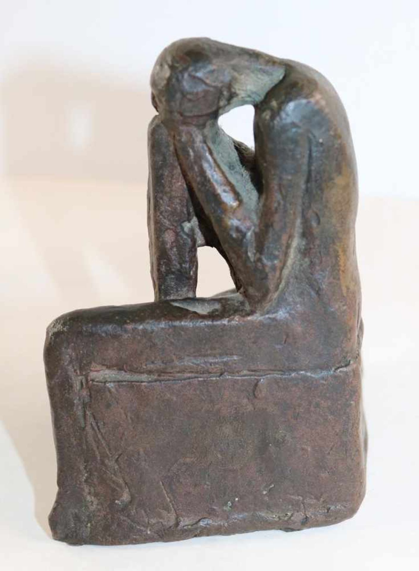 Sassen, Beatrix(1945 Vinsebeck). Kauernder. Bronze. Monogr. B.S. Datiert 64/87. 11,6 cm. Guß bei - Image 2 of 2