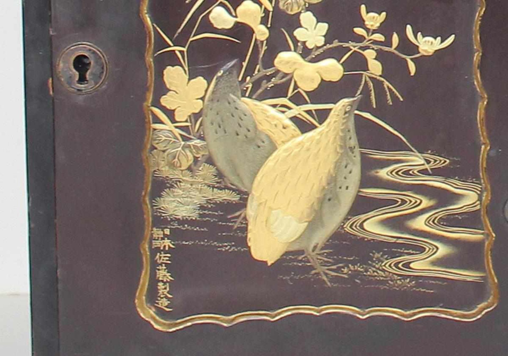 LackkabinettMeiji-Periode. Feine Goldmalerei. Vögel im Wasser mit Blumen u. sitzender Vogel auf Ast. - Bild 3 aus 6