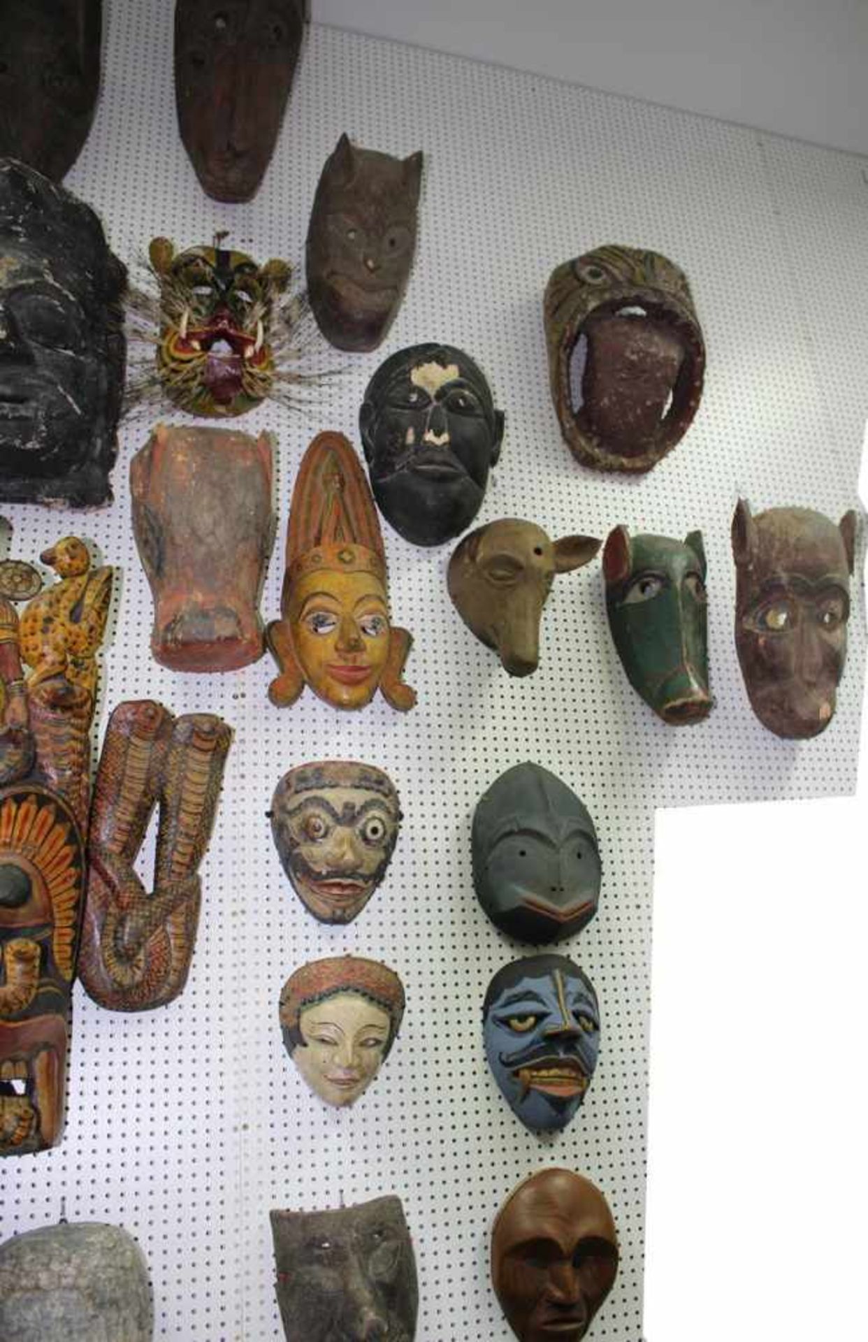 Museale Maskenvon 35 musealen Masken. Viele seltene Stücke, die im Kunsthandel u. Auktionen erworben - Image 10 of 14