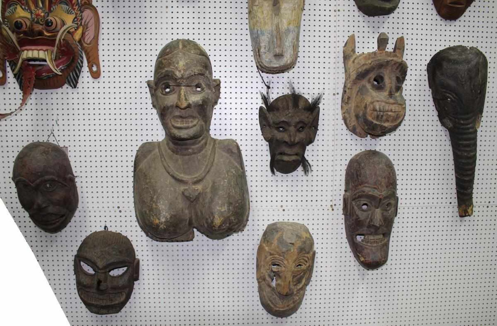 Museale Maskenvon 35 musealen Masken. Viele seltene Stücke, die im Kunsthandel u. Auktionen erworben - Image 8 of 14