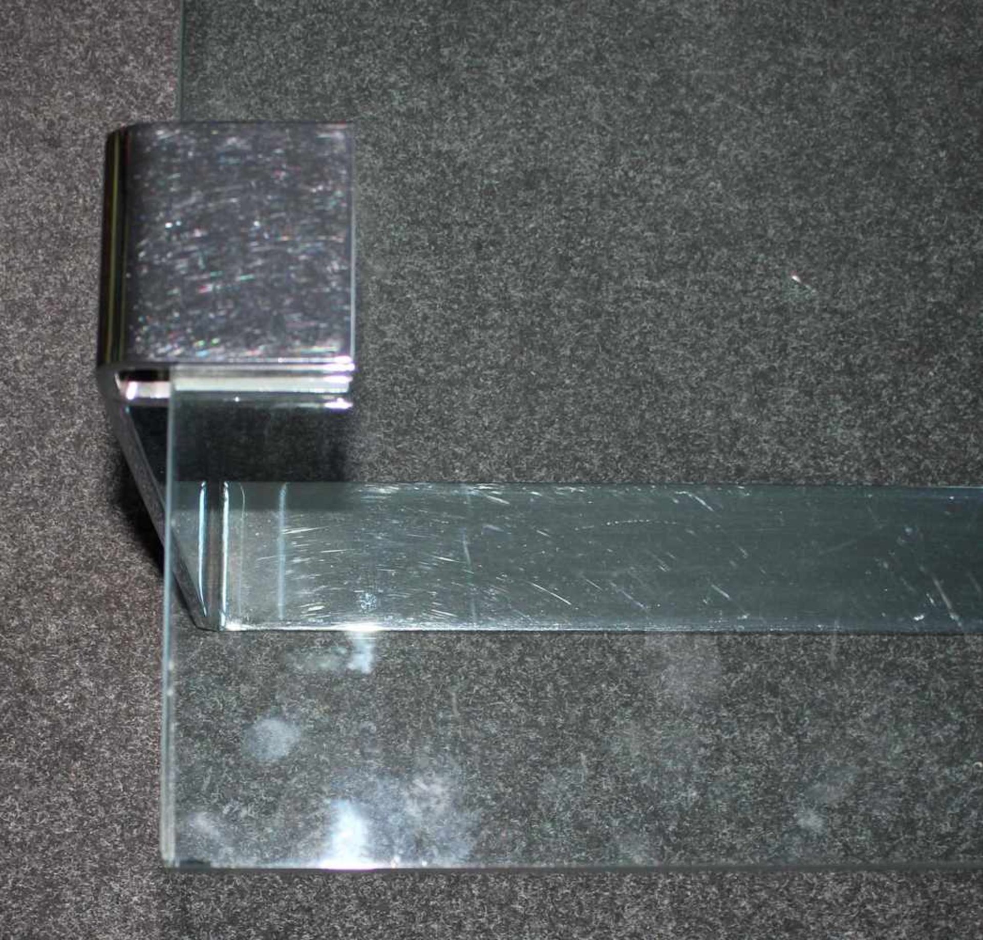 Design-Couchtischmit geschraubten, U-förmigen Beine aus Chrom unter Glasplatte. Ca. 1970. L: 140 cm, - Bild 3 aus 3