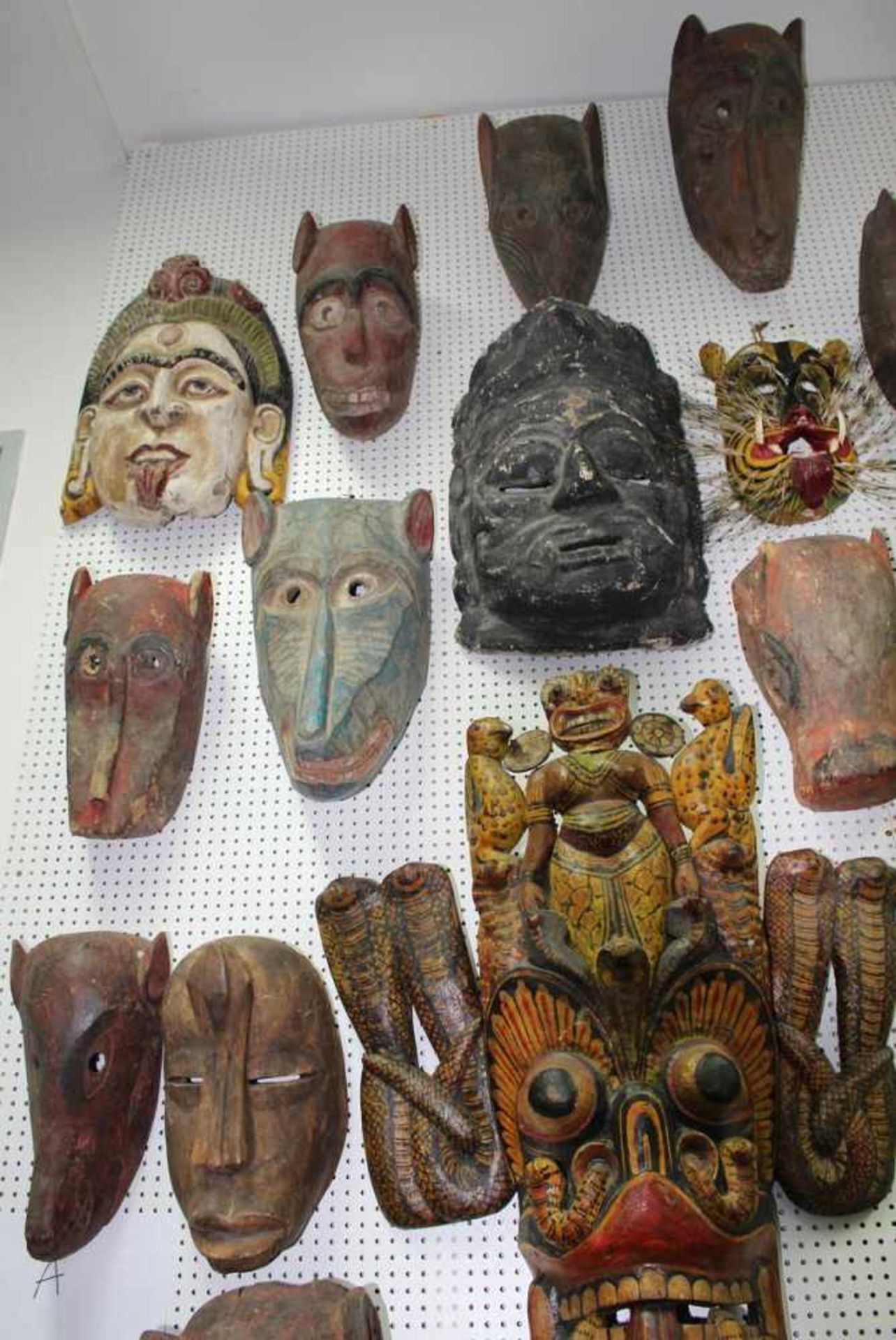 Museale Maskenvon 35 musealen Masken. Viele seltene Stücke, die im Kunsthandel u. Auktionen erworben - Image 9 of 14