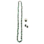 Ensemble.Ring 585, Collier u. Ohrringe. Set 2.H. 20.Jhdt. Collier mit 56 Malachitperlen, 66 cm. Ring