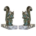 Leducq, Michel.Paar figürliche Buchstützen des Art Deco. Eichhörnchen, Régule- Bronze um 1930, mit