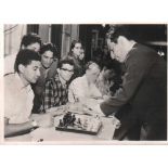 Foto. Tal, Michail.Schwarzweißes Pressefoto von Michail Tal auf einer Schachsimultanveranstaltung in