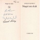 Novrup, Svend.Noget om skak. Ohne Ort, Gyldendal, 1975. 8°. Mit einigen Diagrammen. 86 Seiten, 1 Bl.