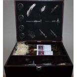 Geschenkbox aus Holzmit Sommelier - Set, 2 Weinflaschen, Schach- und Damefiguren sowie Schachbrett