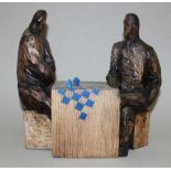 Europa. Polen. Borzecki, Stefan.Hölzerne Skulptur mit zwei Schachspielern. Kompakte Holzskulptur auf
