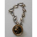 Karff, Mona May.Halskette aus Sterling - Silber mit einer Brosche aus Messing, die Mona May Karff