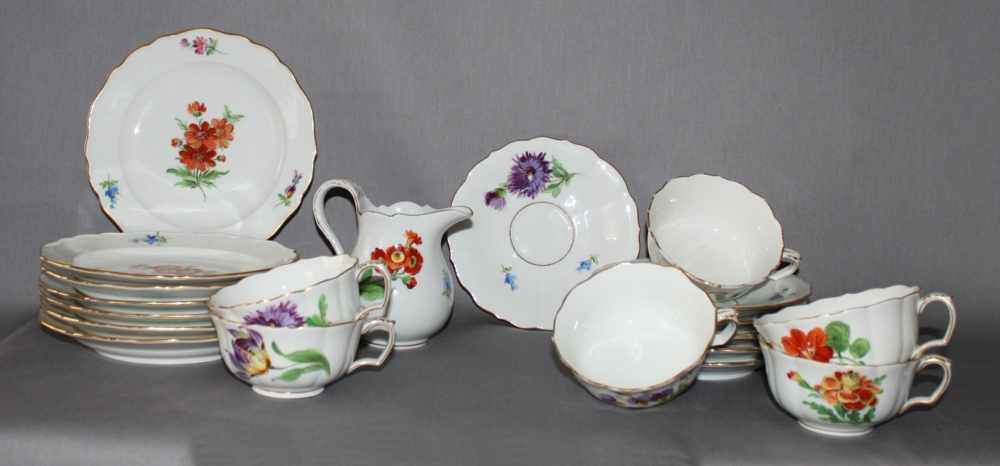 Porzellan. Meissen. 20 - teiliges Kaffeeservicemit polychromer Blumenverzierung: Bestehend aus einem