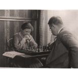 Foto. Menchik, Vera und Adolf Seitz.Schwarzweißes Pressefoto von einer Schachpartie zwischen Vera