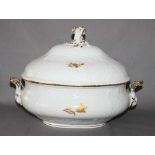 Porzellan. Meissen. Grosse ovale Terrinemit Deckel und seitlichen muschelartigen Griffen. Grosse