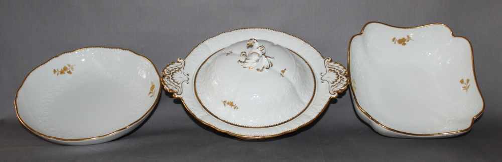 Porzellan. Meissen. Eine Tellerterrinemit Deckel, ein runde Servierschale und eine kleine