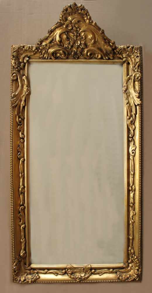 Historischer Bilderrahmenmit neu eingesetztem Spiegel. Der Bilderrahmen stammt aus der Zeit um 1900.