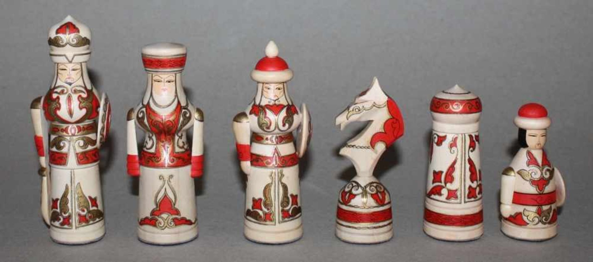Europa. Russland. Schachfigurenim Stil der russischen Volkskunst aus Holz mit klappbaren, lackierten - Bild 2 aus 3