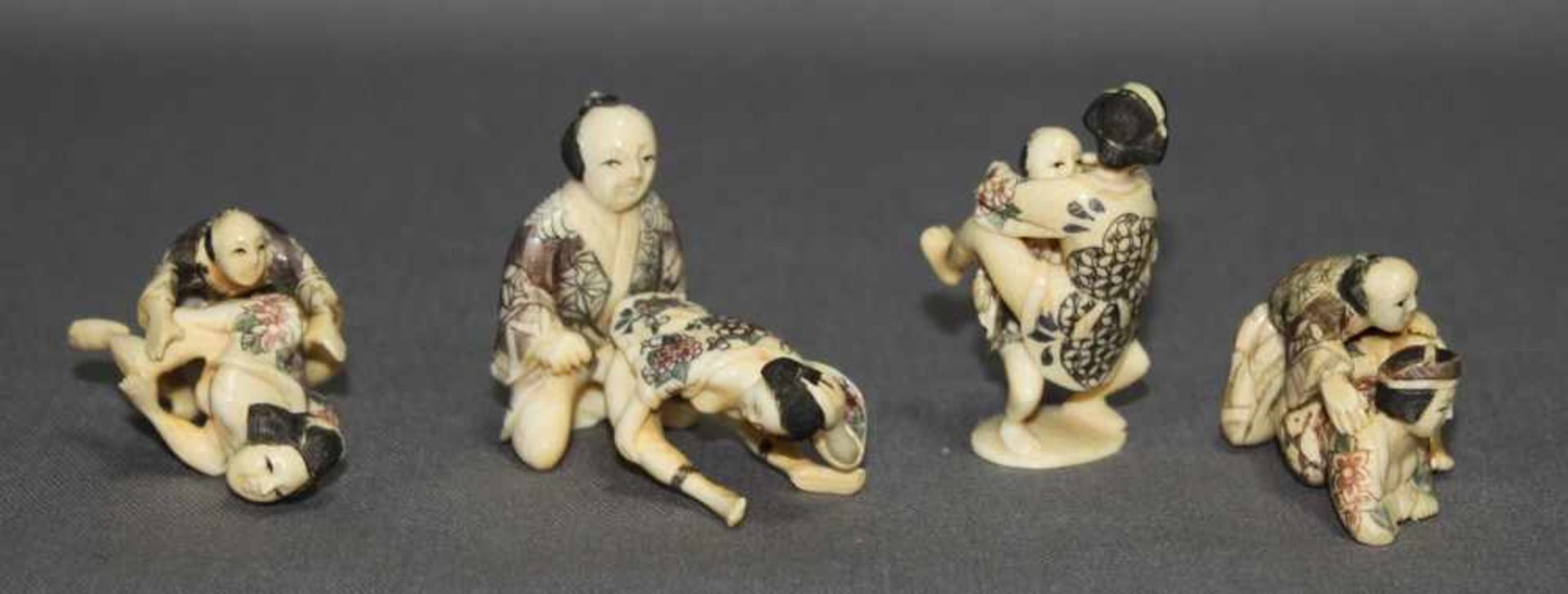 Asiatika. Netsuke. Elfenbein.Kleine Sammlung von vier erotischen Liebespaaren (8 Figuren). Kleine