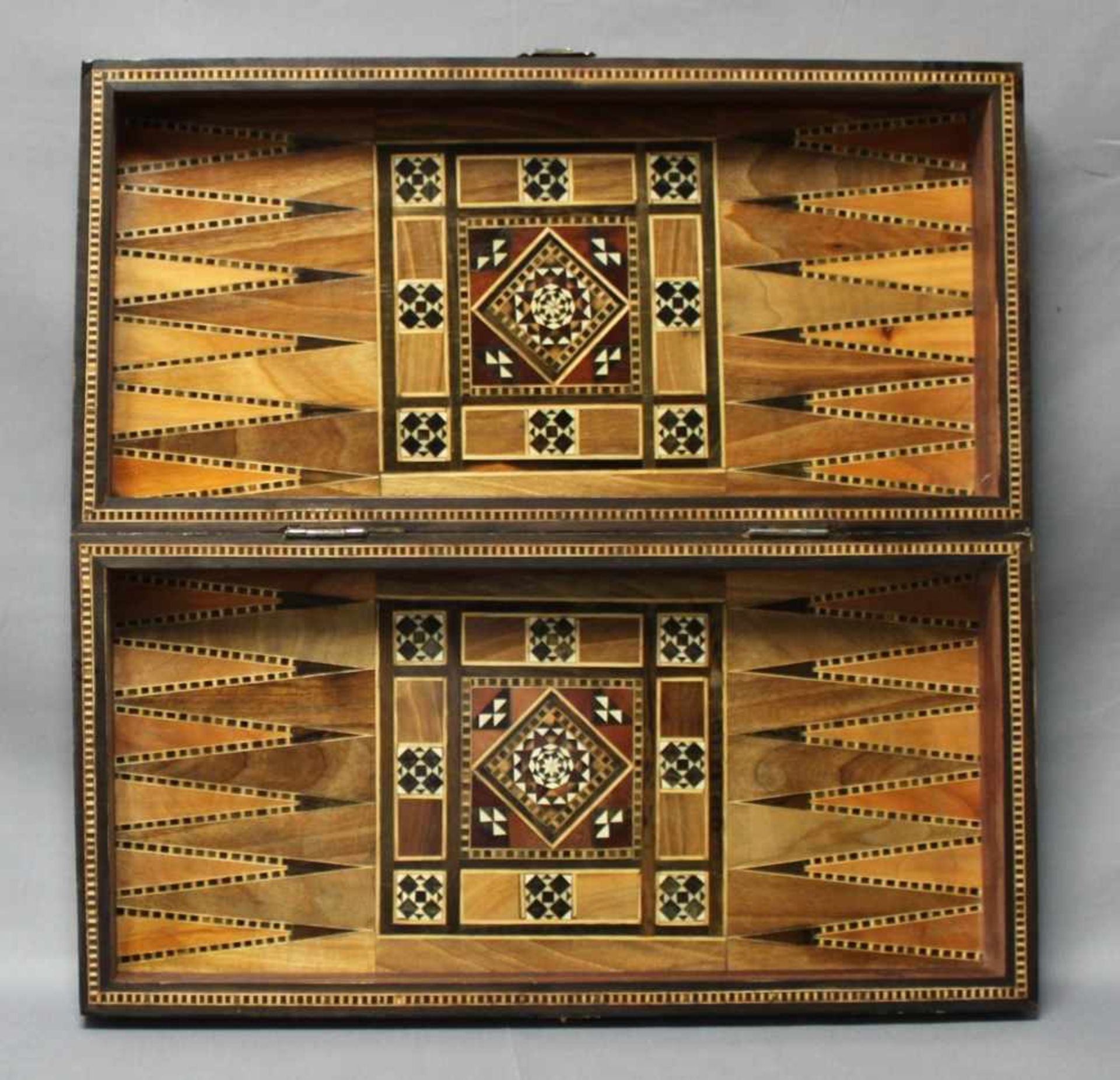 Asien. Türkei. Klappbarer Spielkasten aus Holzmit einem Schachbrett auf der Außenseite und einem - Image 2 of 2
