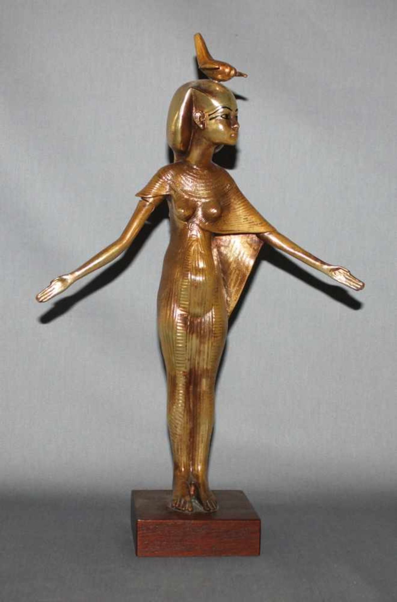 Museumsrepliken. Ägypten. Schutzgöttin Selket.Verkleinerte, von Hand vergoldete Kopie. Bremen,
