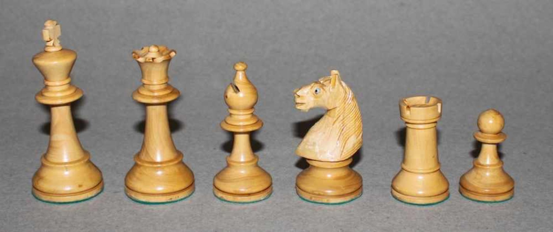 Europa. Zwei Staunton Schachspiele aus Holz.Eine Partei in schwarz, die andere naturfarben. - Bild 5 aus 6