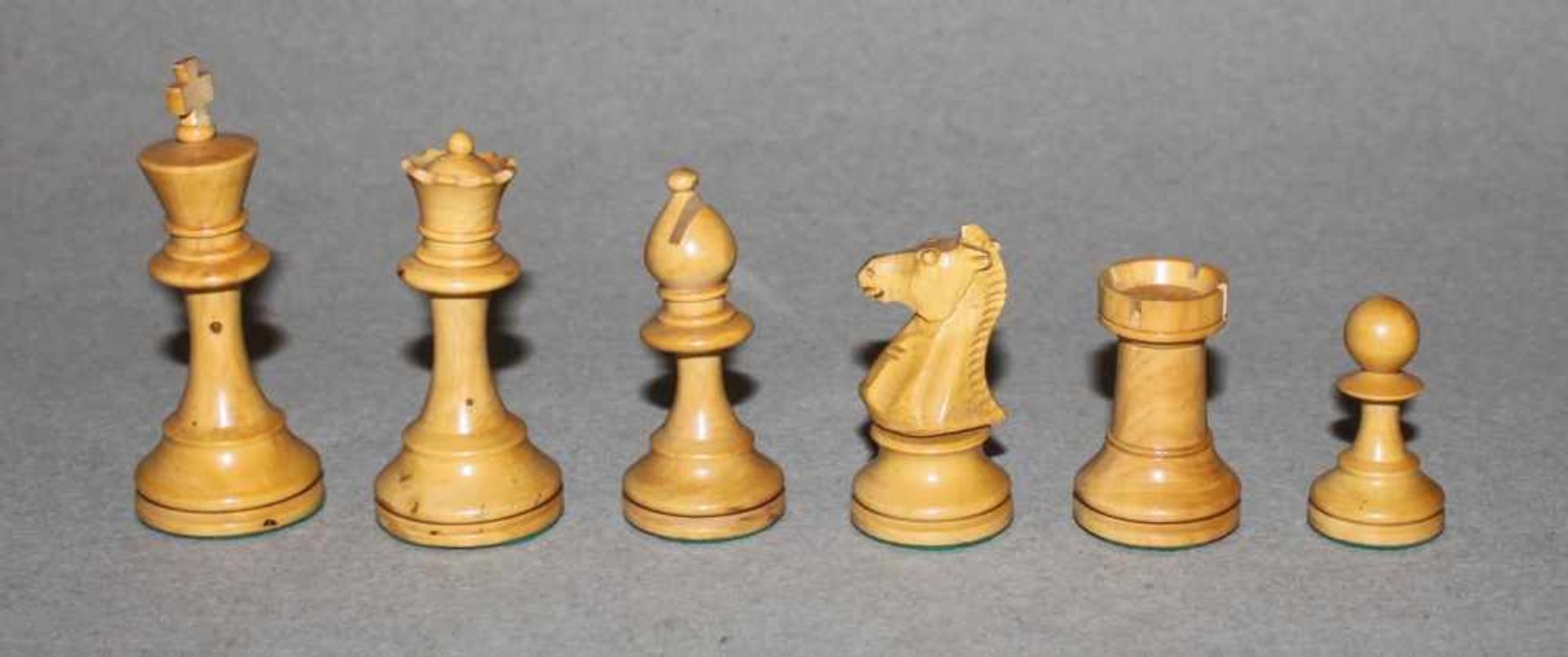 Europa. Zwei Staunton Schachspiele aus Holz.Eine Partei in schwarz, die andere naturfarben. - Bild 2 aus 6
