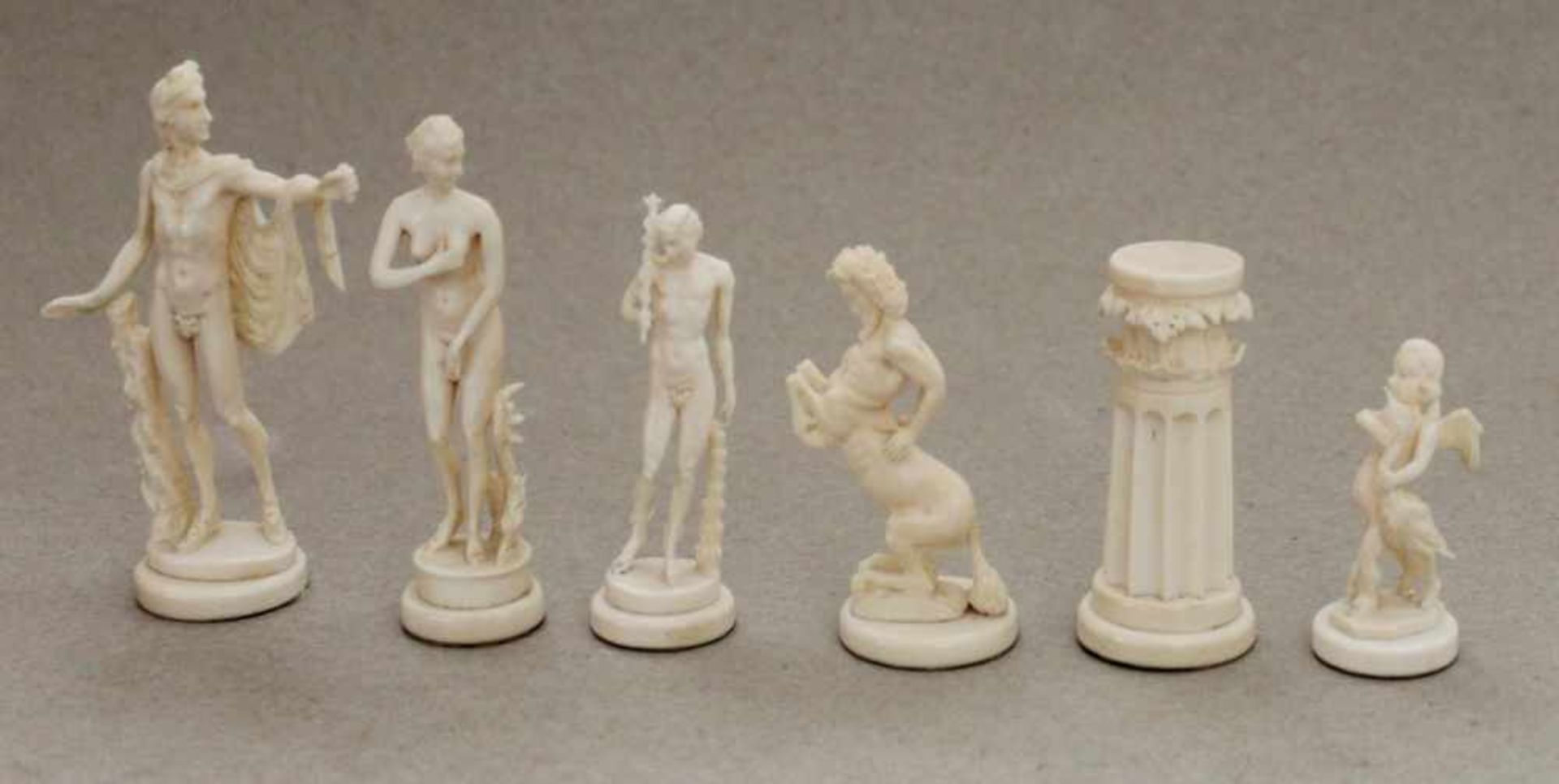 Europa. Deutschland. Erbach. Schachfiguren aus Elfenbeinim griechischen Stil. Die eine Partei ist - Bild 2 aus 3