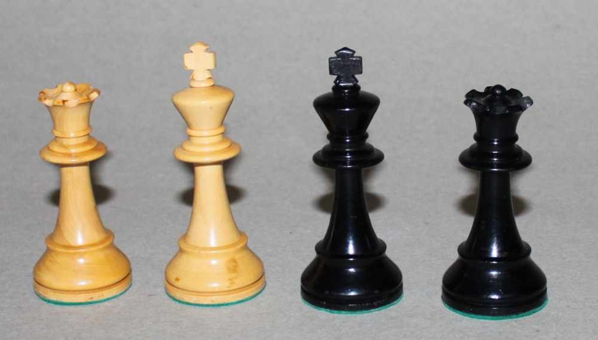 Europa. Zwei Staunton Schachspiele aus Holz.Eine Partei in schwarz, die andere naturfarben. - Bild 4 aus 6