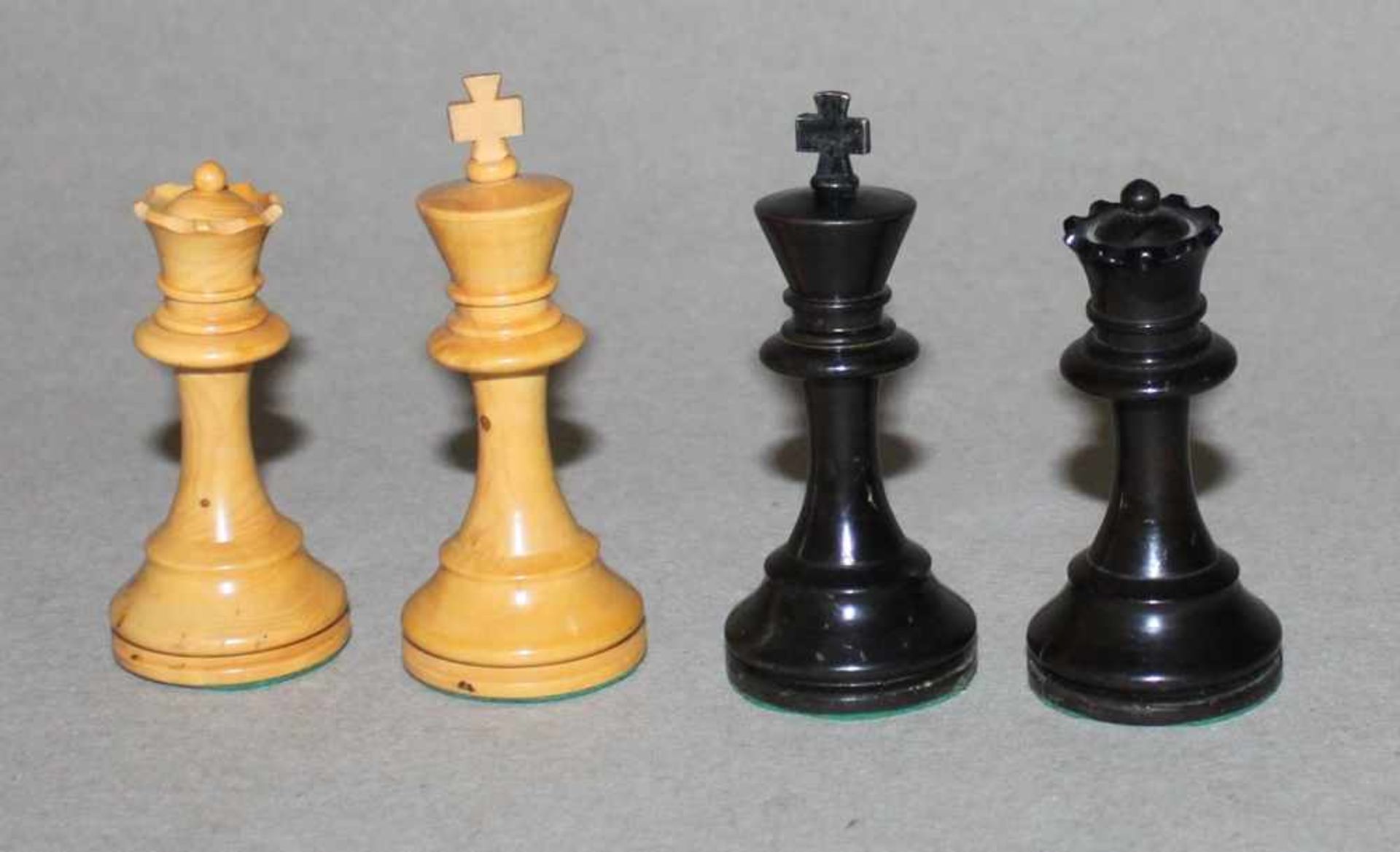 Europa. Zwei Staunton Schachspiele aus Holz.Eine Partei in schwarz, die andere naturfarben.