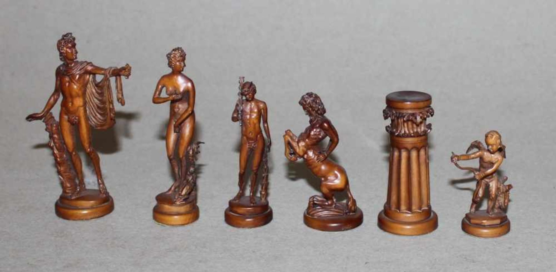 Europa. Deutschland. Erbach. Schachfiguren aus Elfenbeinim griechischen Stil. Die eine Partei ist - Bild 3 aus 3