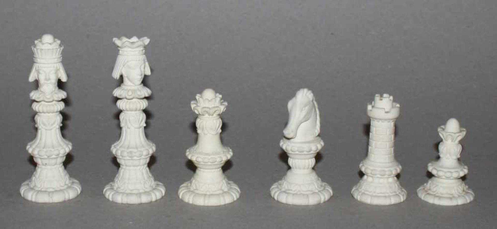 Europa. Italien. Alabasterschachspielmit historisierenden Figuren, nach einen Entwurf von Arnoldo - Bild 2 aus 3