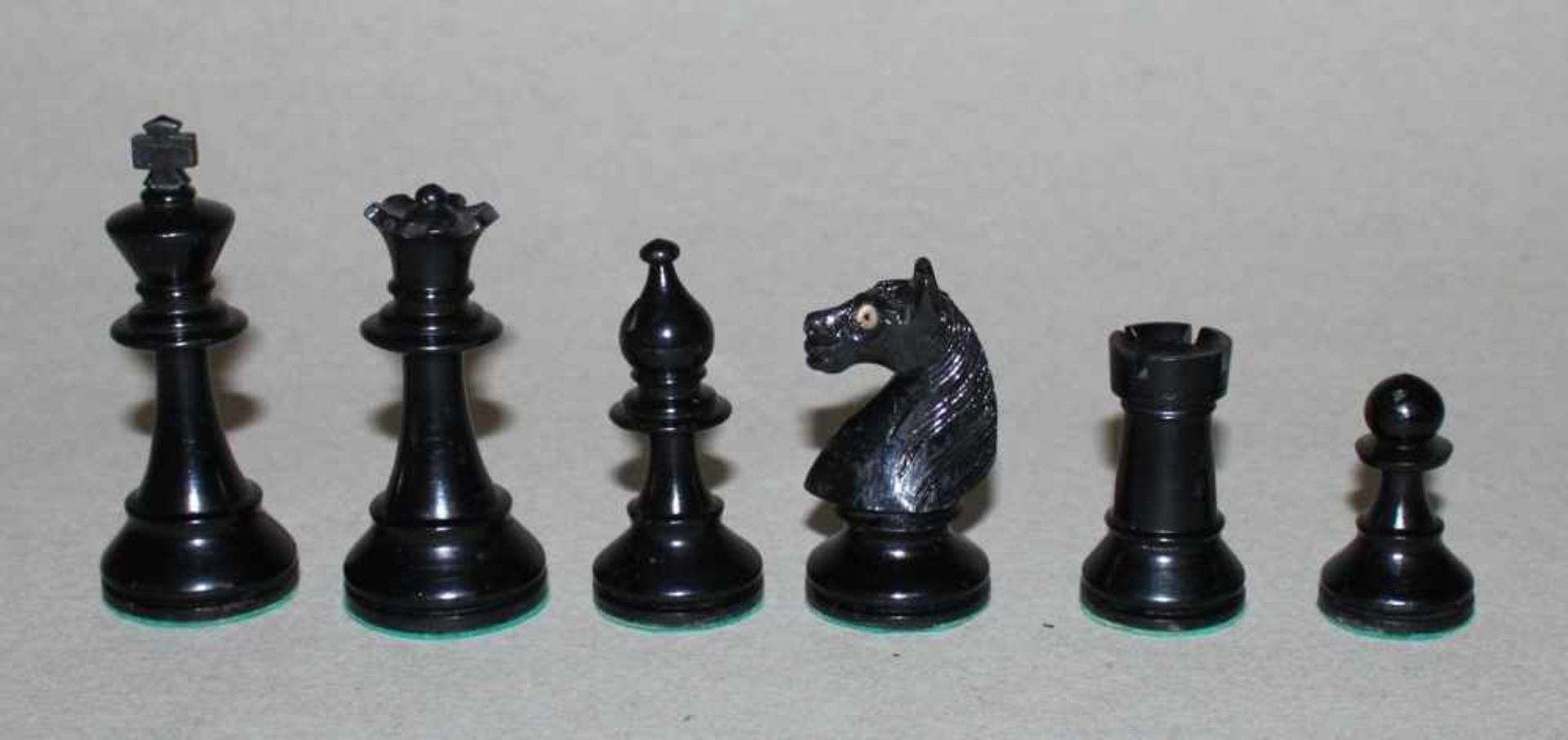 Europa. Zwei Staunton Schachspiele aus Holz.Eine Partei in schwarz, die andere naturfarben. - Bild 6 aus 6