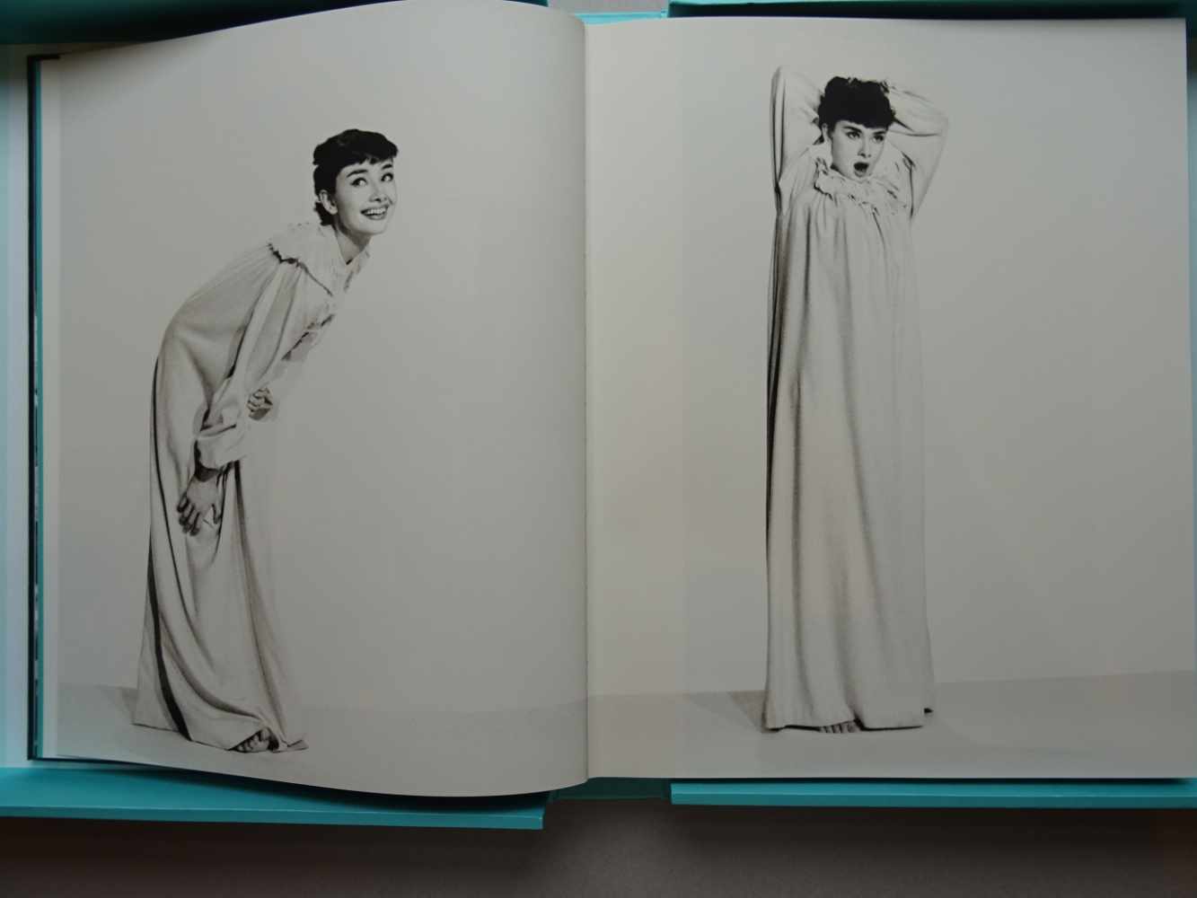 Fotografie.- Willoughby, B.Audrey Hepburn Photographs 1953 - 1966. Köln, Taschen, 2010. 282 S. Mit - Image 3 of 4