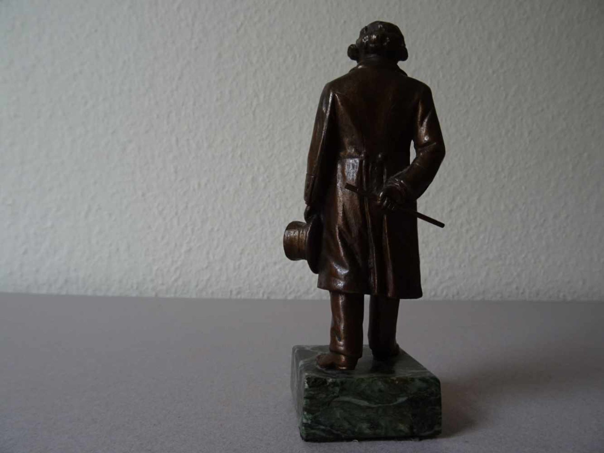 Bronzen.-Ludwig van Beethoven. Bronzefigur auf Marmorsockel. (Um 1950). 13,5 cm (ohne Sockel). - Bild 2 aus 3