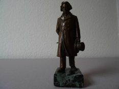 Bronzen.-Ludwig van Beethoven. Bronzefigur auf Marmorsockel. (Um 1950). 13,5 cm (ohne Sockel).