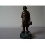 Bronzen.-Ludwig van Beethoven. Bronzefigur auf Marmorsockel. (Um 1950). 13,5 cm (ohne Sockel).