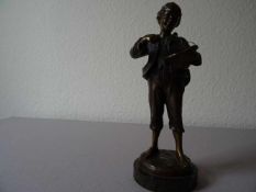 Bronzen.- Kaesbach, Rudolf(München 1873 - 1955 Berlin). Straßenmusikant mit Geige. Bronze. Um