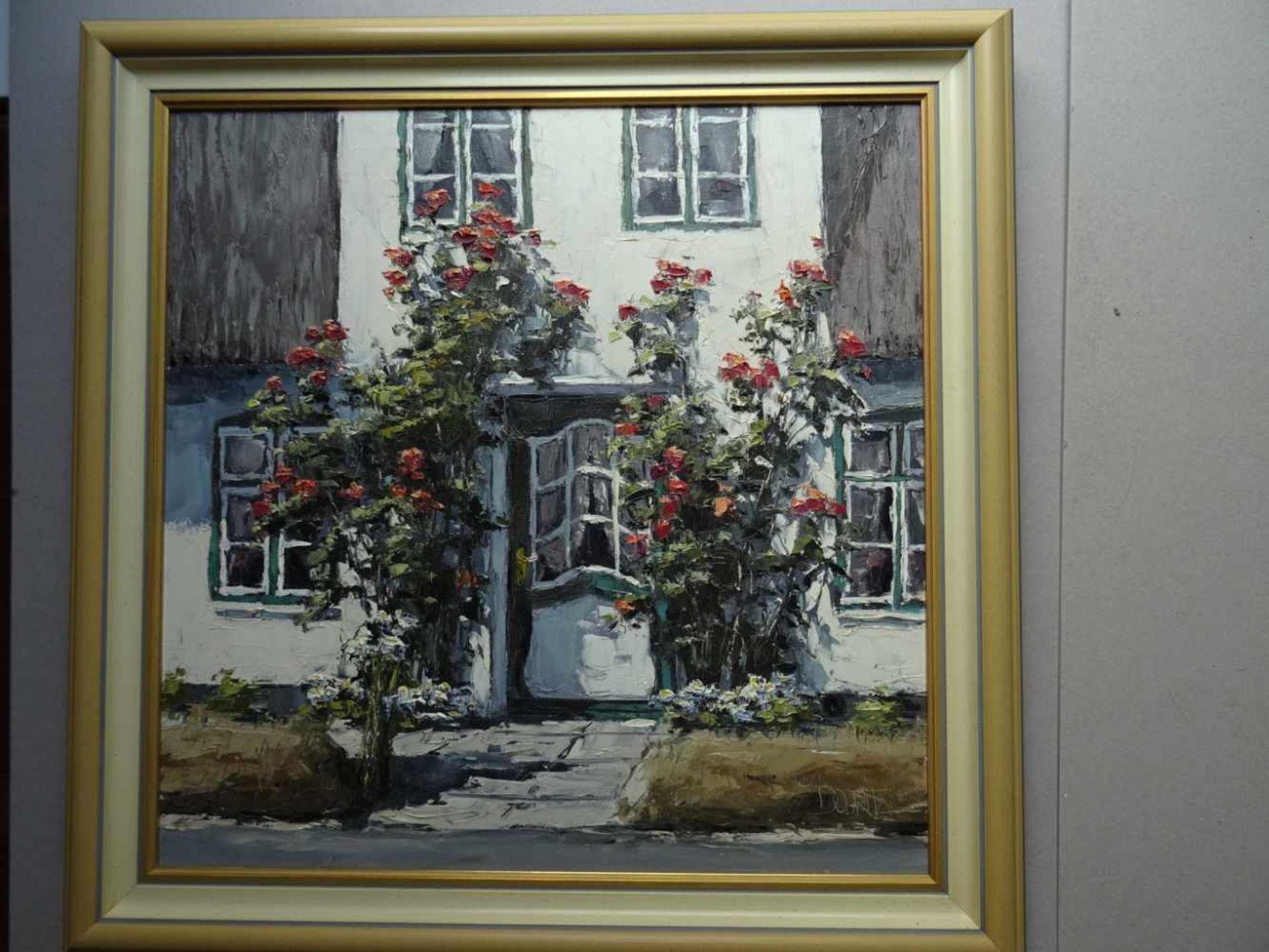 Dobritz, Stefan(Lübeck 1965). Friesenhaus in Keitum mit Rosenstöcken. Öl auf Leinwand, um 1990. - Bild 2 aus 5