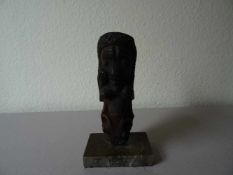 Stammeskunst.- Pfeifenkopf.Figürlich gestalteter Tonkopf einer Häuptlingspfeife, Kameruner Grasland,