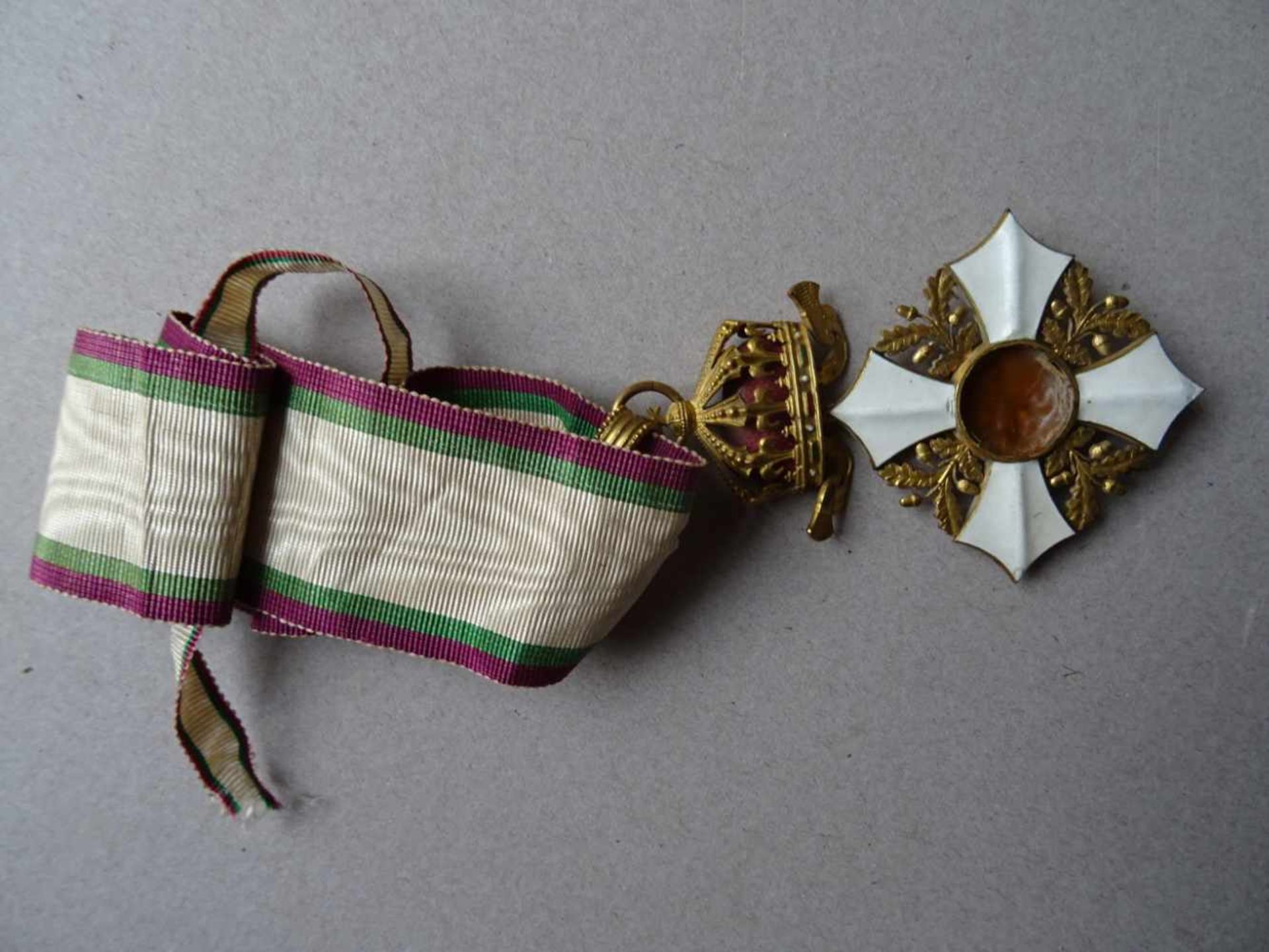 Orden.Russischer Orden. Um 1900. Emaille und Messing, am alten Orig.-Band. Ca. 12 x 6,5 cm. Im - Bild 2 aus 5