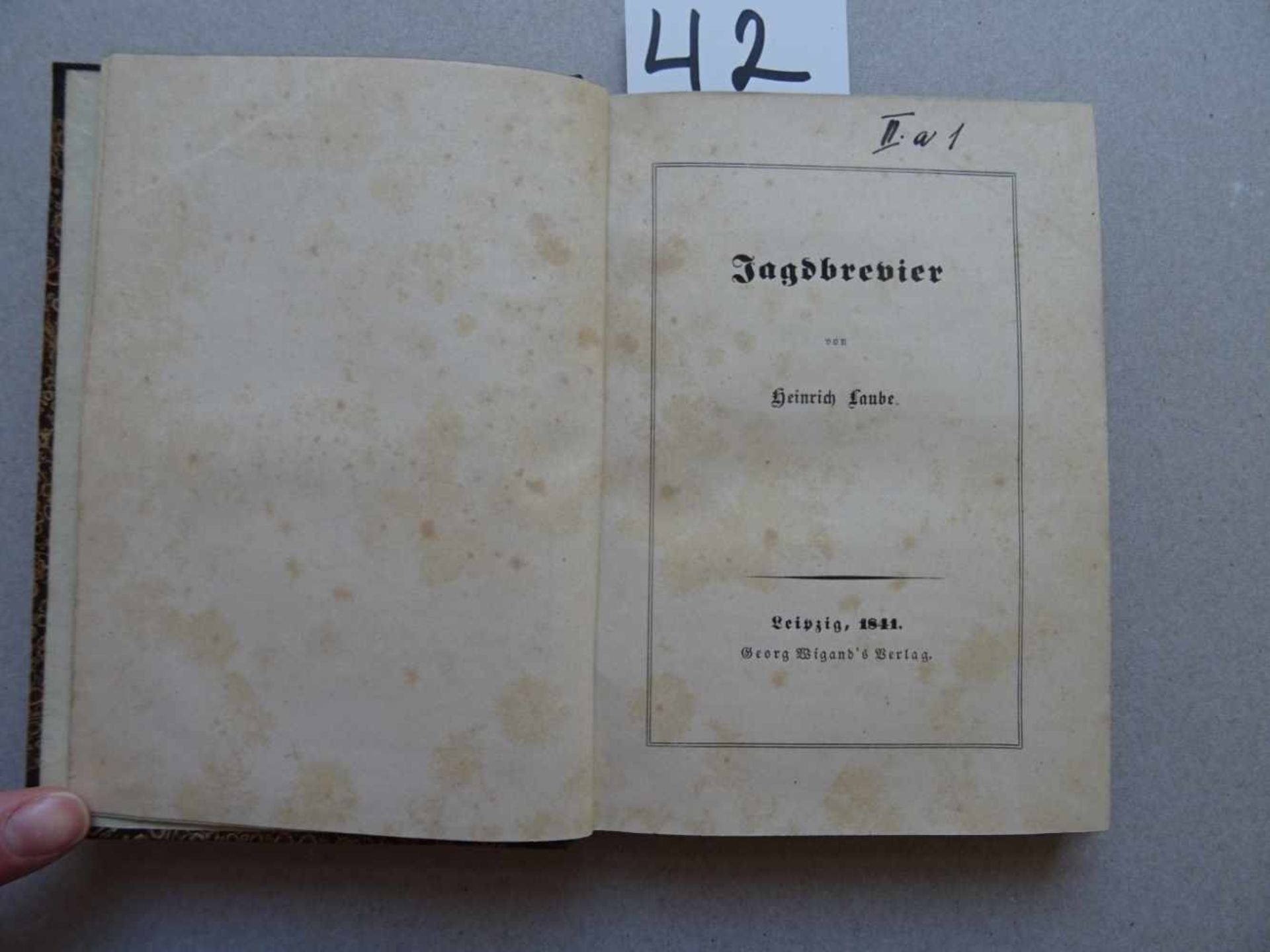 Laube, H.Jagdbrevier. Leipzig, Wigand, 1841. 304 S. Kl.-8°. Hlwd. d. Zt. mit goldgepr. RTitel.