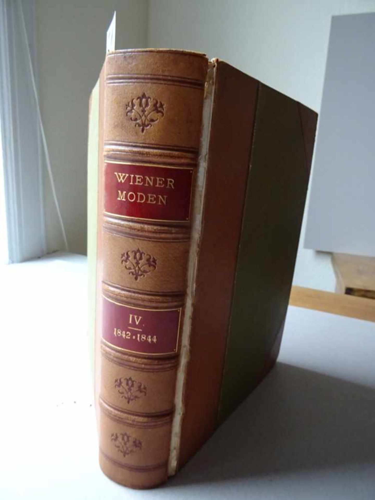 Mode.Wiener Moden. 110 altkolor. Kupferstiche von Josef Kriehuber u.a. aus: Wiener Zeitschrift für - Bild 5 aus 5